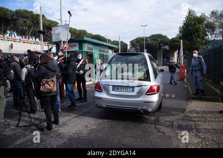 Rom, Italien. Dezember 2020. Ein Leichenwagen betritt das Spallanzani Krankenhaus in Rom (Foto: Matteo Nardone/Pacific Press) Quelle: Pacific Press Media Production Corp./Alamy Live News Stockfoto