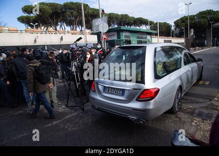 Rom, Italien. Dezember 2020. Ein Leichenwagen betritt das Spallanzani Krankenhaus in Rom (Foto: Matteo Nardone/Pacific Press) Quelle: Pacific Press Media Production Corp./Alamy Live News Stockfoto