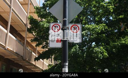 Montreal, QC- Kanada - 6-24-2020: Parkplatz Herausforderung in der Innenstadt. Keine Parkschilder: Rechts (mittwochs von 7:00 bis 8:00 UHR, vom 1. April bis 1. Dezember), l Stockfoto