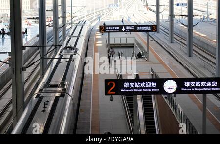 (201226) -- XIONGAN NEW AREA, 26. Dezember 2020 (Xinhua) -- EIN Probezug zieht aus dem Bahnhof Xiongan, der sich entlang der Eisenbahn befindet, die Peking und Xiongan New Area verbindet, in Xiongan, nordchinesische Provinz Hebei, 24. Dezember 2020. Der Intercity-Eisenbahnabschnitt, der den internationalen Flughafen Peking Daxing mit dem Xiongan New Area verbindet, wird am Sonntag offiziell in Betrieb genommen. Passagiere können Hochgeschwindigkeitszüge vom Beijing West Railway Station direkt zum Xiongan New Area mit der kürzesten Pendelzeit von 50 Minuten nehmen. Die Reisezeit zwischen dem Flughafen und Xiongan New Area wird b Stockfoto