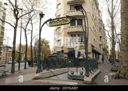 Paris, Frankreich. Dezember 20. 2020. Blick auf den Eingang einer Pariser U-Bahn-Station. Öffentliche Verkehrsmittel. Stockfoto