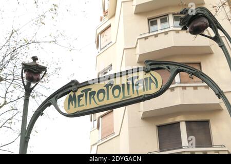 Paris, Frankreich. Dezember 20. 2020. Blick auf den Eingang einer Pariser U-Bahn-Station. Öffentliche Verkehrsmittel. Stockfoto