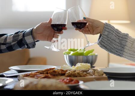 Zwei Gläser Wein jubelten über dem Esstisch Stockfoto