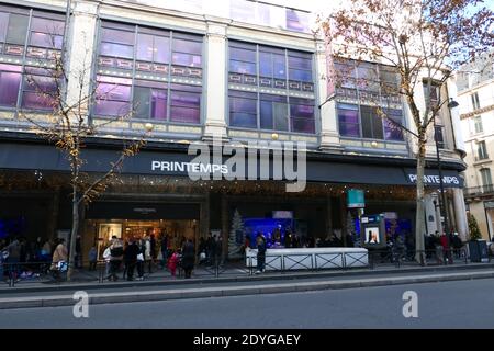 Paris, Frankreich. Dezember 20. 2020. Weihnachtsvorschau des berühmten Mode- und Luxusladens Printemps. Leute, die sich die Dekorationen angucken. Stockfoto