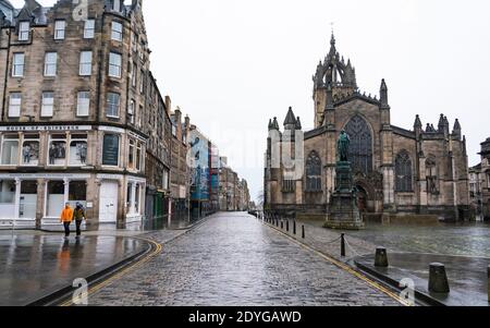 Edinburgh, Schottland, Großbritannien. 26 Dezember 2020. Szenen aus Edinburgh City Centre an einem nassen und windigen Boxing Day während Sturm Bella. Heute ist der erste Tag, an dem Schottland unter der Stufe 4 gesperrt ist und alle nicht wichtigen Geschäfte und Geschäfte geschlossen sind. Infolgedessen sind die Straßen fast verlassen, mit sehr wenigen Leuten, die draußen wagten. PIC; die Royal Mile bei Lawnmarket ist fast menschenleer. Iain Masterton/Alamy Live News Stockfoto