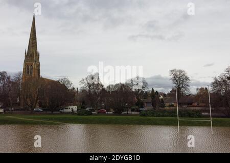 Upton upon Severn, Worcestershire, Großbritannien. Dezember 2020. Das kleine Dorf Upton upon Severn in Worcestershire wurde von Überschwemmungen umgeben, nachdem der Fluss Severn seine Ufer platzte. Mehrere Grundstücke sind durch eine kleine Grasbank geschützt, die riesige Wasserschwaden zurückhält. Ein Rugby-Platz wurde vollständig unter Wasser getaucht und Häuser haben Wasser in ihren Gärten, während Storm Bella ins Vereinigte Königreich reißt. PIC by Credit: Stop Press Media/Alamy Live News Stockfoto