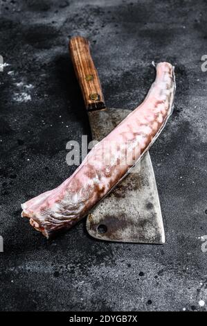 Roher Königsklip, Kongriofisch auf einem Spalter. Schwarzer Hintergrund. Draufsicht Stockfoto