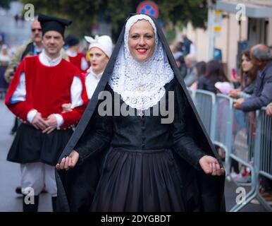 SASSARI, ITALIEN - 19. Mai 2019- sardische Kavalkade, traditionelle sardische Kleidung, Tempio Pausanian Kleid Stockfoto