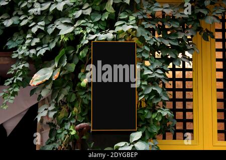 Schild-Mockup, Werbevorlage, leerer Rahmen Kopieplatz, Logo und Text. Moderner, flacher Signage-Stil. Stockfoto