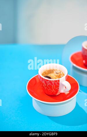 Eine rote Tasse leckeren frischen Kaffee. Kreatives Konzept Stockfoto