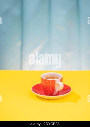 Eine rote Tasse leckeren frischen Kaffee. Kreatives Konzept Stockfoto