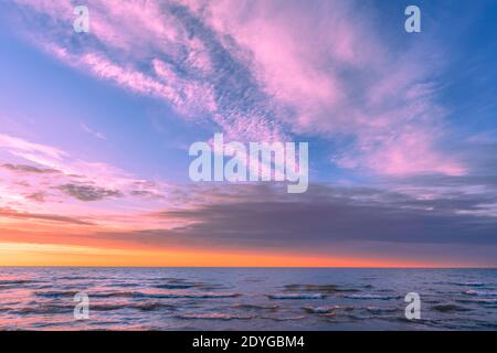 Sonnenuntergang über dem Lake Michigan vom Silver Beach in St. Joseph, Michigan Stockfoto