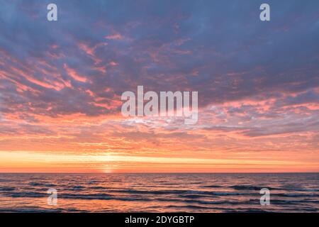 Sonnenuntergang über dem Lake Michigan vom Silver Beach in St. Joseph, Michigan Stockfoto