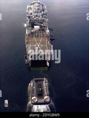 LCAC nähert sich USS Spiegel Grove (LSD-32) während der Versuche im Jahr 1984. Stockfoto