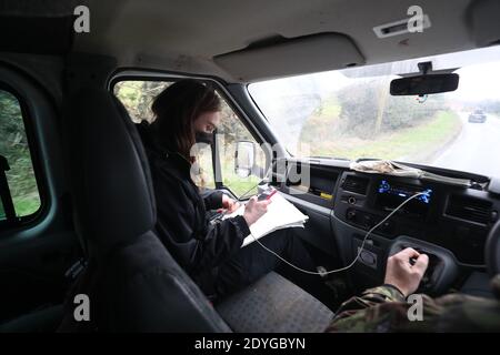 Ein Mitglied der West Yorkshire Hunt Saboteure studiert eine Karte, während sie auf einer Straße in North Yorkshire auf der Suche nach Leuten fahren, die an den Boxing Day Jagden teilnehmen. Stockfoto