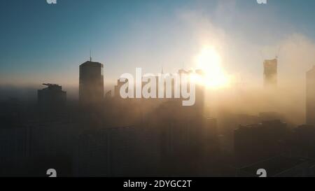 Sonnenaufgang über der Stadt mit gruseligen Nebel bedeckt. Antenne. Hochwertige Fotos Stockfoto