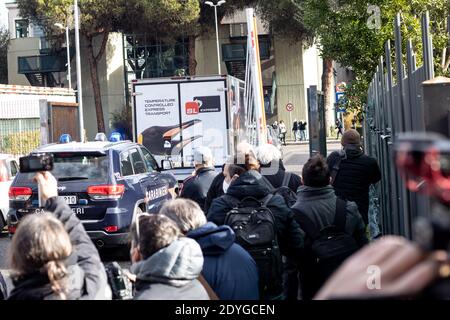 Rom, Italien. Dezember 2020. Der Impfwagen Pfizer-BioNTech covid-19 mit 9,750 Dosen kommt im Krankenhaus "Istituto Lazzaro Spallanzani" an.das Fahrzeug kam am Weihnachtstag in Italien an und wurde von den Carabinieri nach Rom begleitet. Kredit: SOPA Images Limited/Alamy Live Nachrichten Stockfoto