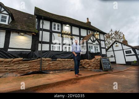 Severn Stoke, Worcestershire, Großbritannien. Dezember 2020. Das Rose and Crown Pub in Severn Stoke in Worcestershire hat Sandsäcke als Hochwasserschutz. Die Kneipe überflutet die meisten Jahre, als die nahe gelegenen Flüsse Severn und Teme ihre Ufer sprengen. Proprieter Andrew Goodall hat vor kurzem die Kneipe übernommen und Tausende für den Hochwasserschutz ausgegeben. Kredit: Peter Lopeman/Alamy Live Nachrichten Stockfoto