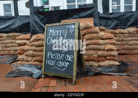 Severn Stoke, Worcestershire, Großbritannien. Dezember 2020. Das Rose and Crown Pub in Severn Stoke in Worcestershire hat Sandsäcke als Hochwasserschutz. Die Kneipe überflutet die meisten Jahre, als die nahe gelegenen Flüsse Severn und Teme ihre Ufer sprengen. Proprieter Andrew Goodall hat vor kurzem die Kneipe übernommen und Tausende für den Hochwasserschutz ausgegeben. Kredit: Peter Lopeman/Alamy Live Nachrichten Stockfoto