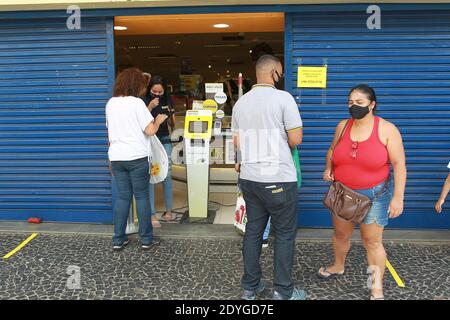 Campinas, Brasilien. Dezember 2020. Es begann heute (25) in Campinas (SP) und dem gesamten Staat São Paulo gelten die Einschränkungen der Roten Phase des Quarantäneplans gegen das neue Coronavirus. Das staatliche Dekret legt fest, dass zwischen dem 25. Und 27. Dezember und dem 1. Und 3. Januar nur wesentliche Aktivitäten funktionieren, Geschäfte, Bars und Restaurants schließen, um die Ausbreitung der Krankheit während der Feiertage einzudämmen. Kredit: Leandro Ferreira/FotoArena/Alamy Live Nachrichten Stockfoto