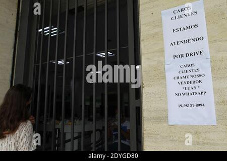 Campinas, Brasilien. Dezember 2020. Es begann heute (25) in Campinas (SP) und dem gesamten Staat São Paulo gelten die Einschränkungen der Roten Phase des Quarantäneplans gegen das neue Coronavirus. Das staatliche Dekret legt fest, dass zwischen dem 25. Und 27. Dezember und dem 1. Und 3. Januar nur wesentliche Aktivitäten funktionieren, Geschäfte, Bars und Restaurants schließen, um die Ausbreitung der Krankheit während der Feiertage einzudämmen. Kredit: Leandro Ferreira/FotoArena/Alamy Live Nachrichten Stockfoto