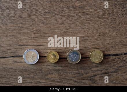 Gestapelte Euromünzen Cent auf Holztisch Hintergrund Stockfoto