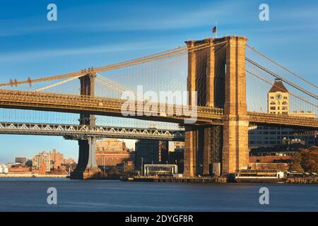 Die Brooklyn Bridge ist eine hybride Kabelbrücke in New York City, die den East River zwischen den Bezirken Manhattan und Brookly überspannt Stockfoto