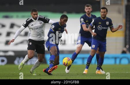 Southampton's Ibrahima Diallo (Mitte) und Fulham's Ruben Loftus-Cheek (links) kämpfen während des Premier League-Spiels im Craven Cottage, London, um den Ball. Stockfoto