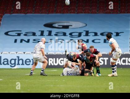 Twickenham Stoop, London, Großbritannien. Dezember 2020. Englische Premiership Rugby, Harlequins gegen Bristol Bears; Danny Care von Harlequins mit dem Box-Kick Kredit: Action Plus Sports/Alamy Live News Stockfoto