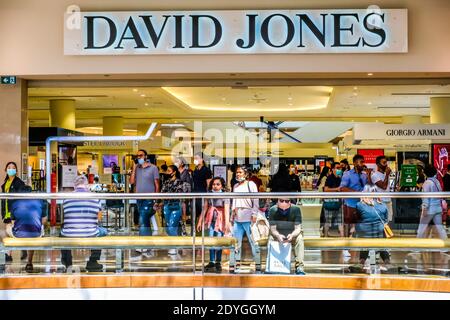 Shopper gesehen am Vordereingang des David Jones Kaufhauses im Chadstone Shopping Centre während des Boxing Day. Stockfoto