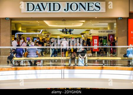 Shopper gesehen am Vordereingang des David Jones Kaufhauses im Chadstone Shopping Centre während des Boxing Day. Stockfoto