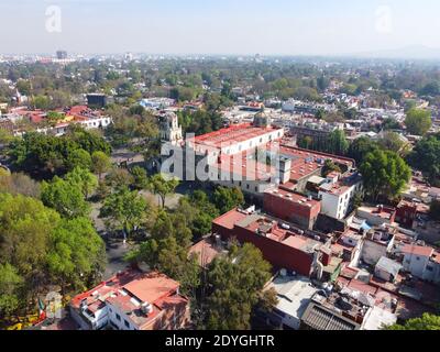 Historisches Zentrum der Villa Coyoacan und Iglesia de San Juan Bautista Luftaufnahme in Mexiko-Stadt CDMX, Mexiko. Stockfoto