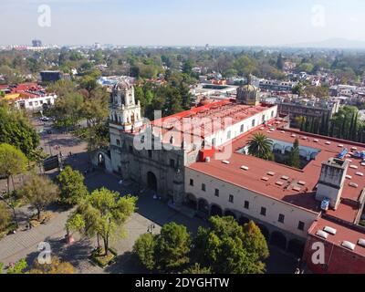 Historisches Zentrum der Villa Coyoacan und Iglesia de San Juan Bautista Luftaufnahme in Mexiko-Stadt CDMX, Mexiko. Stockfoto