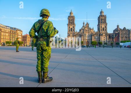 Raising Flag Guard of Honor Stand auf Zocalo vor der Metropolitan Cathedral im historischen Zentrum von Mexiko City CDMX, Mexiko. Stockfoto