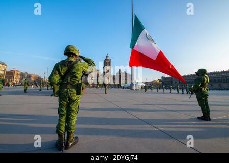 Soldatengruß auf Zocalo im historischen Zentrum von Mexiko-Stadt CDMX, Mexiko. Das historische Zentrum von Mexiko-Stadt ist seit 1987 UNESCO-Weltkulturerbe. Stockfoto