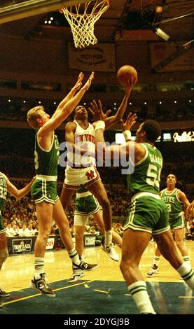 Larry Bird von den Boston Celtics verteidigt gegen einen Lay-up von Johnny Newman von den New York Knicks während eines Spiels im Madison Square Garden am 26. März 1988, als die Celtics' Artis Gilmore ist in Position für den Rebound. Stockfoto