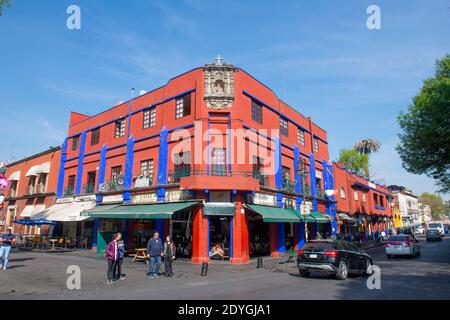 Historische Gebäude auf Parque Centenario und Felipe Carrillo Puerto Street im historischen Zentrum von Coyoacan, Mexiko-Stadt CDMX, Mexiko. Stockfoto