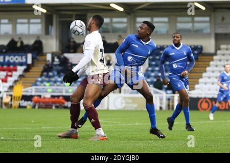 Hartlepool, Großbritannien. Dezember 2020. Nial Bell (#39 FC Halifax Town) wird von Timi Odusina (#5 Hartlepool United) während des National League Spiels zwischen Hartlepool United und FC Halifax Town im Victoria Park in Hartlepool unter Druck gesetzt.Quelle: SPP Sport Press Photo. /Alamy Live Nachrichten Stockfoto