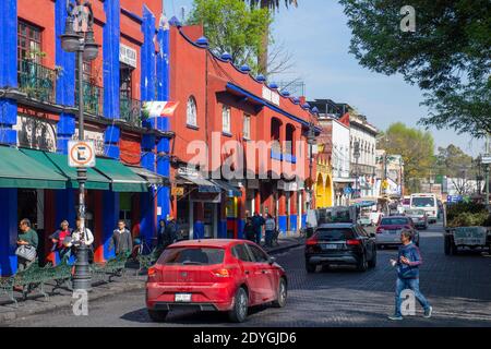 Historische Gebäude auf Parque Centenario und Felipe Carrillo Puerto Street im historischen Zentrum von Coyoacan, Mexiko-Stadt CDMX, Mexiko. Stockfoto