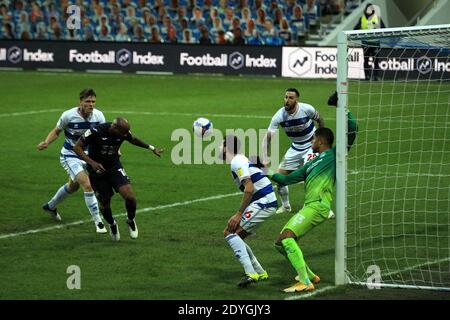 London, Großbritannien. Dezember 2020. Andre Aiew von Swansea City (2L) erzielt seinen Teams das erste Tor. EFL Skybet Championship Match, Queens Park Rangers gegen Swansea City im Kiyan Prince Foundation Stadium, Loftus Road in London am Boxing Day, Samstag 26. Dezember 2020. Dieses Bild darf nur für redaktionelle Zwecke verwendet werden. Nur redaktionelle Verwendung, Lizenz für kommerzielle Nutzung erforderlich. Keine Verwendung in Wetten, Spiele oder ein einzelner Club / Liga / Spieler Publikationen. PIC von Steffan Bowen / Andrew Orchard Sport Fotografie / Alamy Live News Kredit: Andrew Orchard Sport Fotografie / Alamy Live News Stockfoto