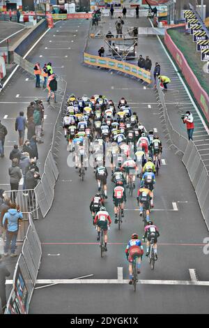 Abbildung Bild zeigt den Start des Herren Elite-Rennens der siebten Etappe (von acht) im Weltcup-Cyclocross, Samstag 26. Dezember 2020 Stockfoto