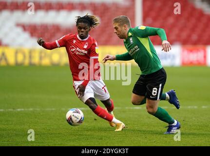 Alex Mighten von Nottingham Forest (links) und Adam Clayton von Birmingham City kämpfen während des Sky Bet Championship-Spiels am City Ground in Nottingham um den Ball. Stockfoto