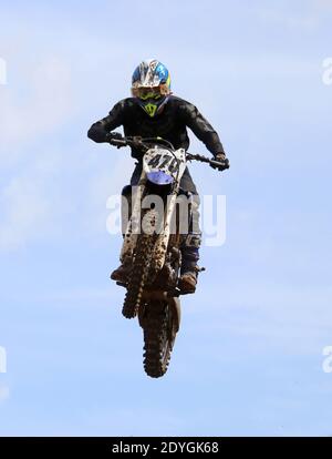 Solo Moto Cross Rider fliegen durch die Luft auf einem Springen Stockfoto