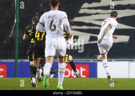 MILTON KEYNES, ENGLAND. DEZEMBER. Ben Gladwin feuert für Milton Keynes Dons nach Hause, um die Führung zu übernehmen und es 1:0 gegen Bristol Rovers zu schaffen, während der Sky Bet League ein Spiel zwischen MK Dons und Bristol Rovers im Stadium MK, Milton Keynes am Samstag, 26. Dezember 2020. (Kredit: John Cripps - MI News) Kredit: MI Nachrichten & Sport /Alamy Live Nachrichten Stockfoto