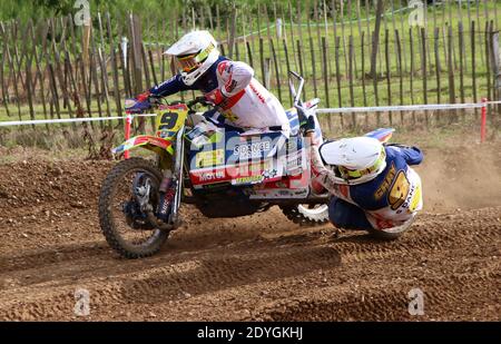 Sidecar-Outfits fliegen um einen bens auf einer Motocross-Strecke Wie sie eine Kurve nehmen Stockfoto