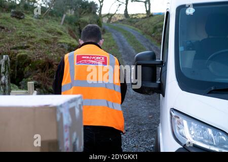 Royal Mail Parcel Force Arbeiter Rückansicht zurück Pakete liefern White van im ländlichen Wales Großbritannien zu Weihnachten Carmarthenshire WALES GROSSBRITANNIEN KATHY DEWITT Stockfoto