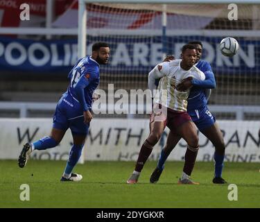 HARTLEPOOL, ENGLAND. 26. DEZEMBER Nyal Bell aus Halifax Town kämpft am Samstag, 26. Dezember 2020, im Vanarama National League Match zwischen Hartlepool United und FC Halifax Town im Victoria Park, Hartlepool um den Besitz von Timi Odusina. (Kredit: Mark Fletcher, Mi News) Kredit: MI Nachrichten & Sport /Alamy Live Nachrichten Stockfoto