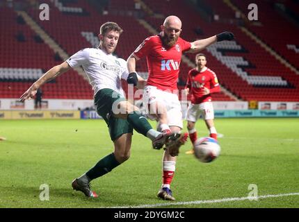 Charlton Athletic's Jonny Williams (rechts) und Plymouth Argyle's will Aimson kämpfen während des Sky Bet League One Matches im Valley, London um den Ball. Stockfoto