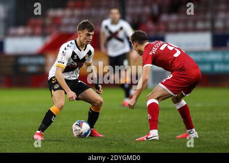 Scott Twine von Newport County (links) und Jake Hessenthaler von Crawley Town kämpfen während des Sky Bet League Two-Spiels im People's Pension Stadium in Crawley um den Ball. Stockfoto