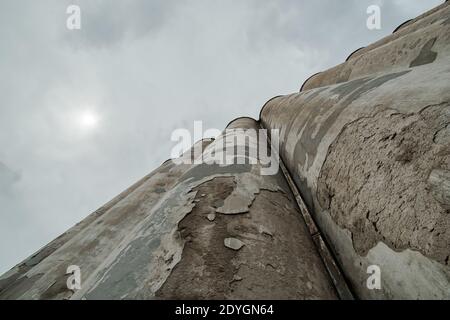 Betonrohrfassade eines alten Getreidespeicheres mit eingestürzter Gips Stockfoto